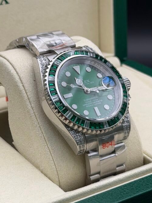 Rolex — esfera verde, bisel de piedras verdes y caja con brillantes, brazalete de acero