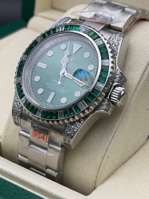 Rolex — esfera verde, bisel de piedras verdes y caja con brillantes, brazalete de acero