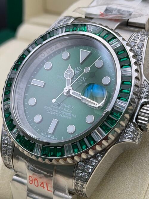 Rolex — esfera verde, bisel de piedras verdes y caja con brillantes, brazalete de acero