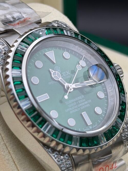 Rolex — esfera verde, bisel de piedras verdes y caja con brillantes, brazalete de acero