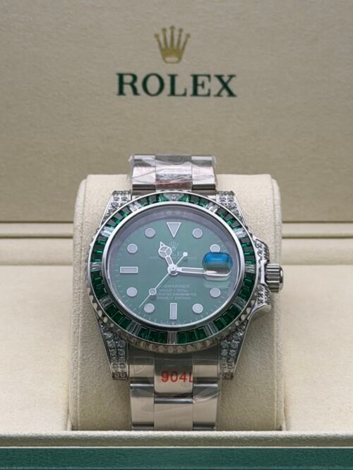 Rolex — esfera verde, bisel de piedras verdes y caja con brillantes, brazalete de acero