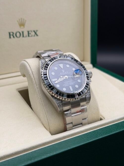 Rolex — esfera negra, bisel de piedras negras y caja con brillantes, brazalete de acero