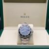 Rolex — esfera negra, bisel de piedras negras y caja con brillantes, brazalete de acero
