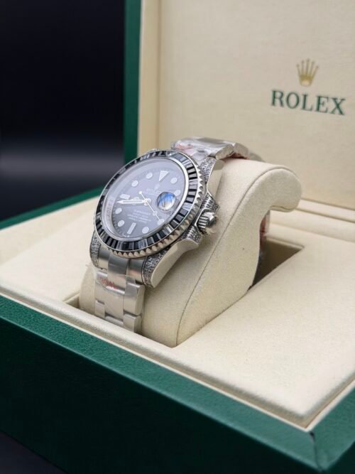 Rolex — esfera negra, bisel de piedras negras y caja con brillantes, brazalete de acero