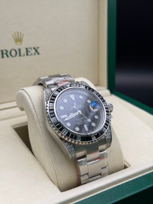 Rolex — esfera negra, bisel de piedras negras y caja con brillantes, brazalete de acero