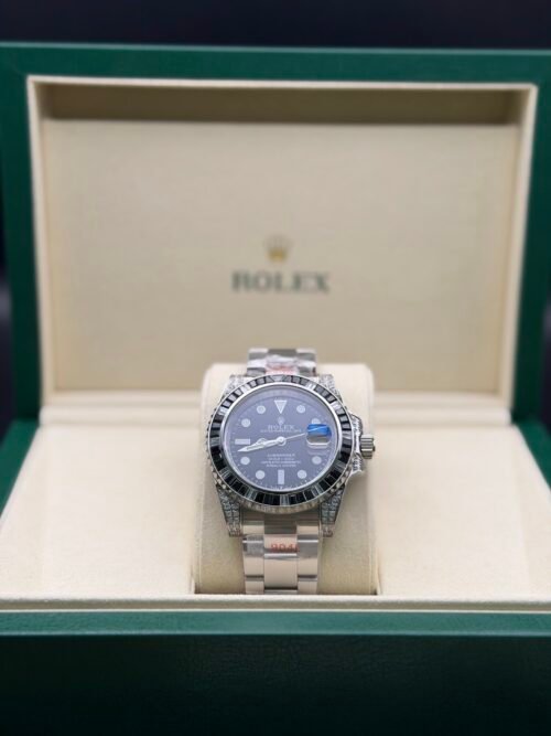 Rolex — esfera negra, bisel de piedras negras y caja con brillantes, brazalete de acero