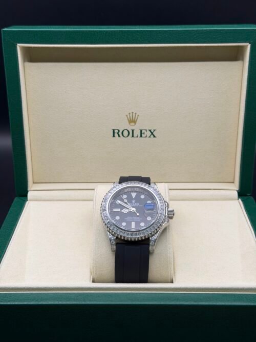 Rolex — esfera negra, bisel de brillantes y correa de caucho negra