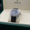 Rolex — esfera negra, bisel de brillantes y correa de caucho negra