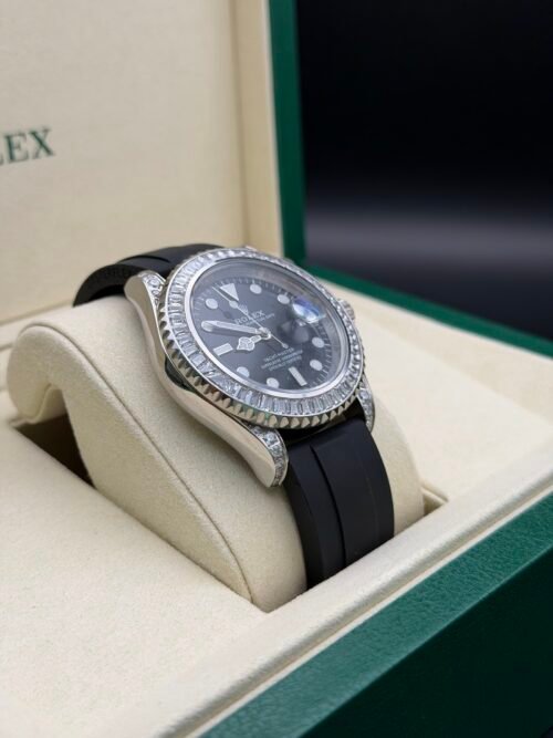 Rolex — esfera negra, bisel de brillantes y correa de caucho negra