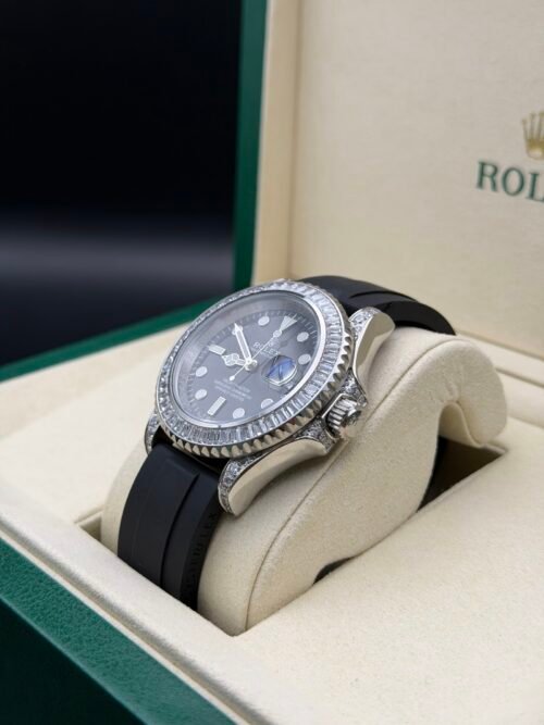 Rolex — esfera negra, bisel de brillantes y correa de caucho negra