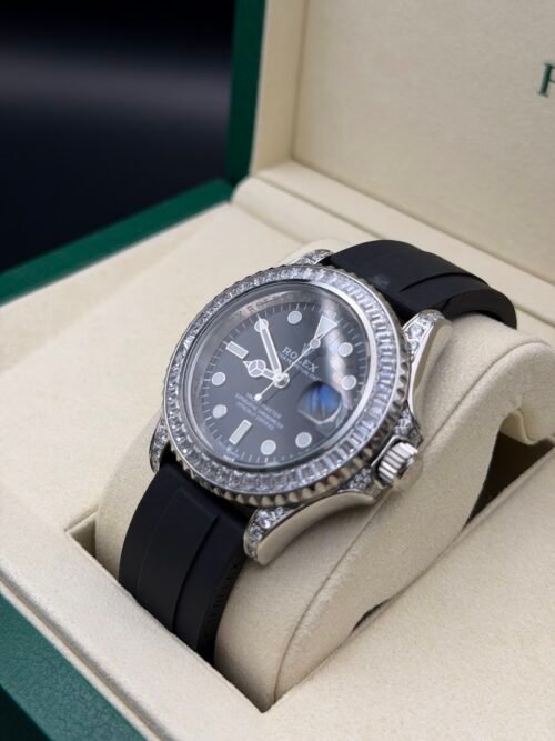 Rolex — esfera negra, bisel de brillantes y correa de caucho negra
