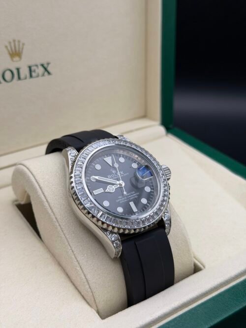 Rolex — esfera negra, bisel de brillantes y correa de caucho negra