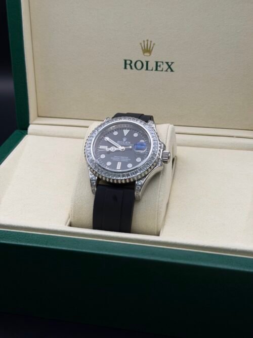 Rolex — esfera negra, bisel de brillantes y correa de caucho negra