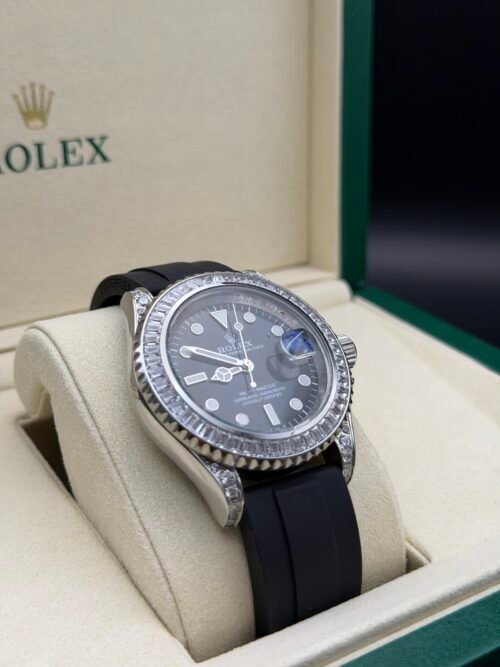 Rolex — esfera negra, bisel de brillantes y correa de caucho negra