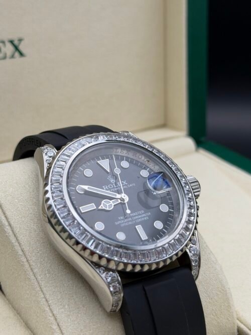 Rolex — esfera negra, bisel de brillantes y correa de caucho negra