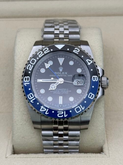 Rolex — esfera negra con doble huso horario, bisel azul y negro y brazalete jubilee de acero