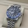 Rolex — esfera negra con doble huso horario, bisel azul y negro y brazalete jubilee de acero