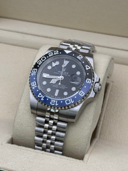 Rolex — esfera negra con doble huso horario, bisel azul y negro y brazalete jubilee de acero