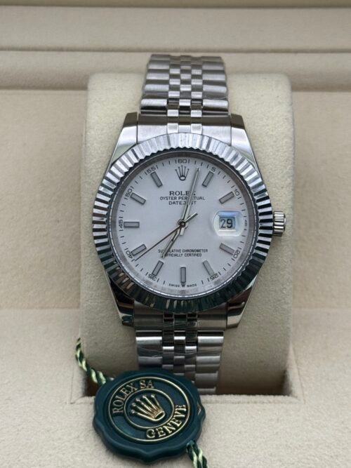 Rolex — esfera plateada, bisel estriado y brazalete jubilee de acero