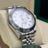 Rolex — esfera plateada, bisel estriado y brazalete jubilee de acero