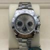 Rolex — cronógrafo con esfera gris y subesferas negras, brazalete de acero