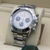 Rolex — cronógrafo con esfera plateada y subesferas grises, bisel de acero y brazalete de acero