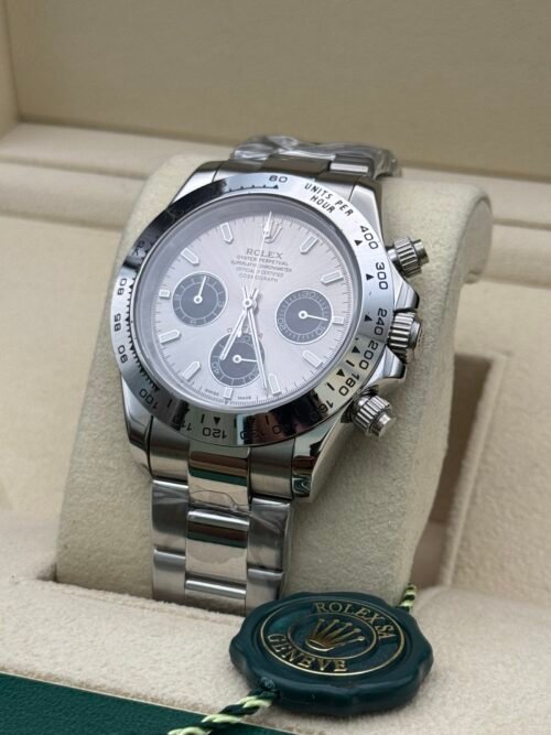 Rolex — cronógrafo con esfera plateada y subesferas grises, bisel de acero y brazalete de acero