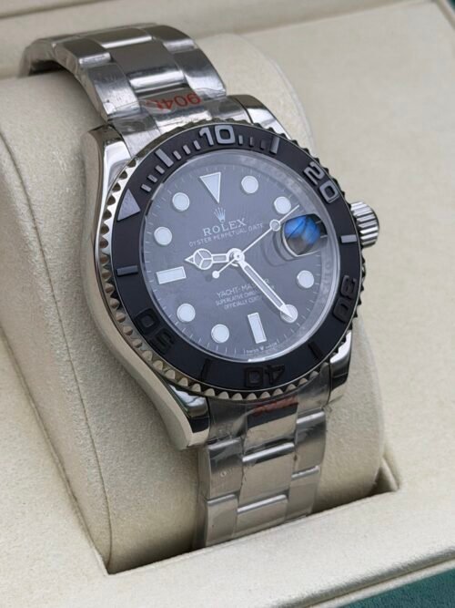 Rolex — esfera gris, bisel negro y brazalete de acero