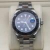 Rolex — esfera gris, bisel negro y brazalete de acero