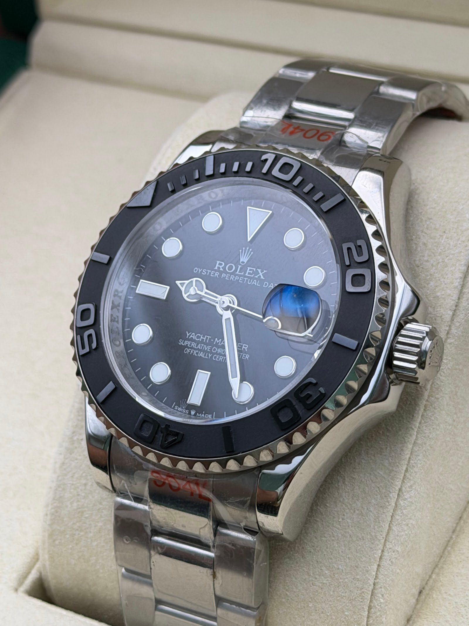 Rolex — esfera gris, bisel negro y brazalete de acero