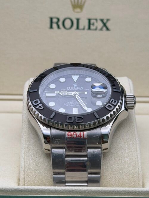 Rolex — esfera gris, bisel negro y brazalete de acero