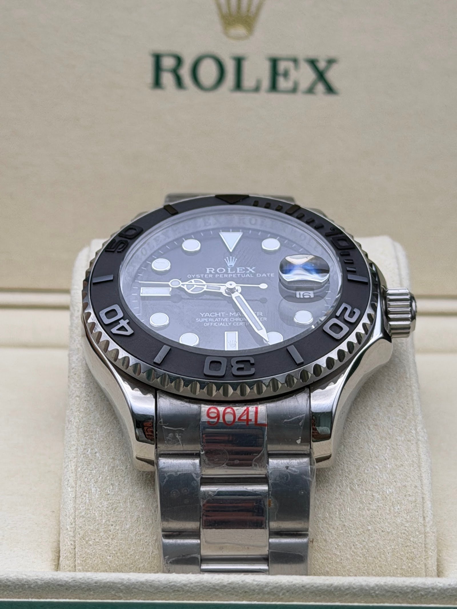 Rolex — esfera gris, bisel negro y brazalete de acero
