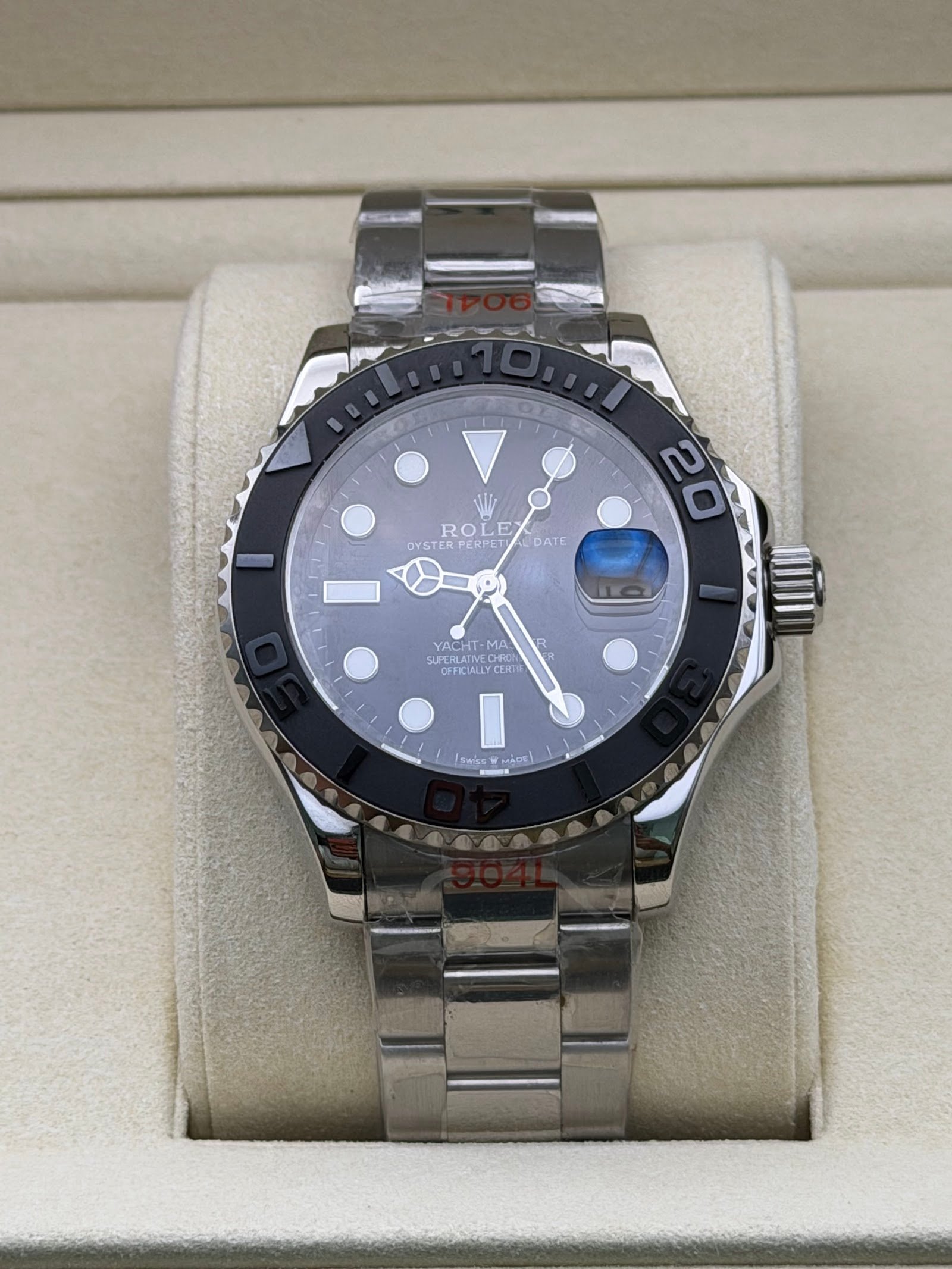 Rolex — esfera gris, bisel negro y brazalete de acero