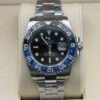 Rolex — esfera negra con doble huso horario, bisel azul y negro y brazalete de acero