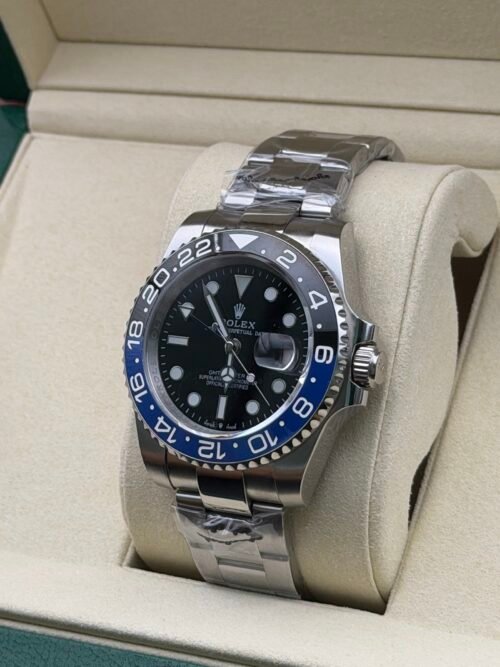 Rolex — esfera negra con doble huso horario, bisel azul y negro y brazalete de acero