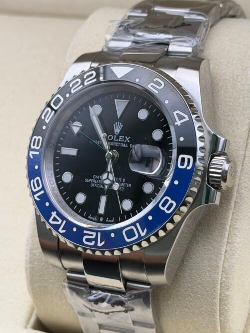 Rolex — esfera negra con doble huso horario, bisel azul y negro y brazalete de acero