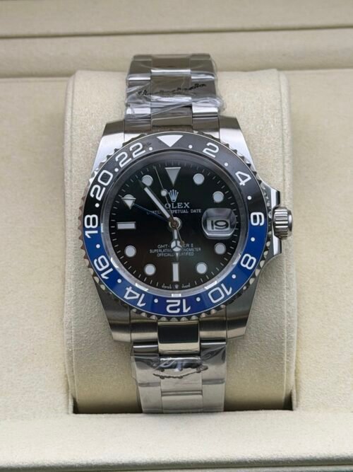 Rolex — esfera negra con doble huso horario, bisel azul y negro y brazalete de acero