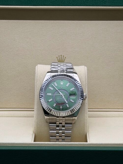 Rolex — esfera verde con calendario anual, bisel estriado y brazalete jubilee de acero