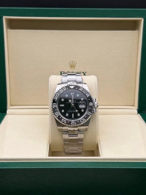 Rolex — esfera negra con doble huso horario, bisel negro y brazalete de acero
