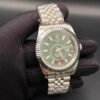 Rolex — esfera verde oliva con calendario anual, bisel estriado y brazalete jubilee de acero