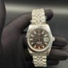 Rolex — esfera chocolate con calendario anual, bisel estriado y brazalete jubilee de acero