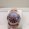 Rolex — esfera chocolate con día y fecha, bisel estriado oro rosa y brazalete oro rosa