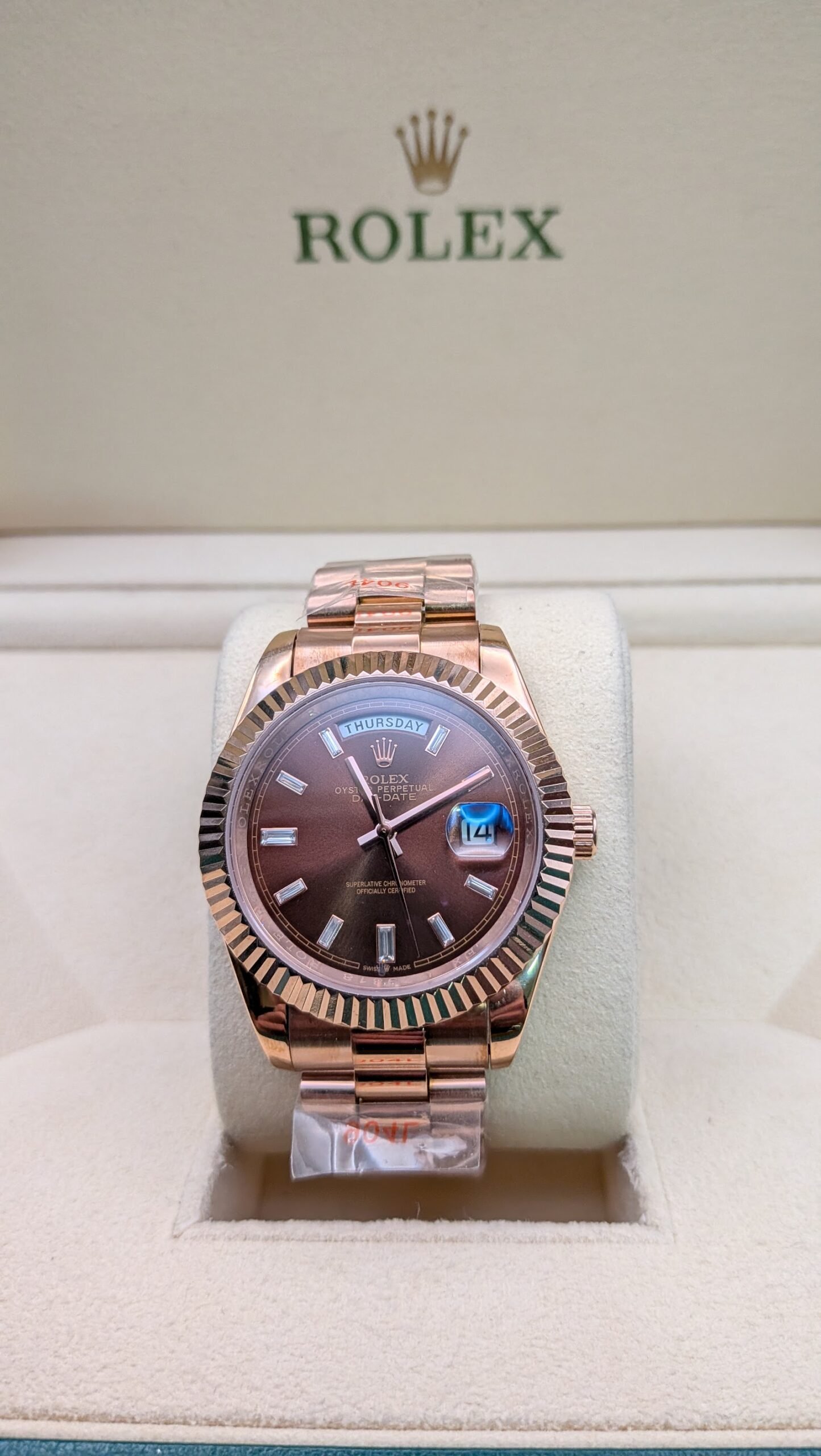 Rolex — esfera chocolate con día y fecha, bisel estriado oro rosa y brazalete oro rosa