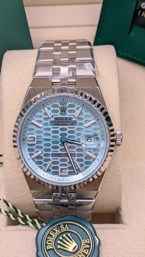 Rolex — esfera azul hielo con patrón de panal, bisel estriado y brazalete jubilee de acero