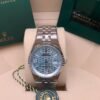 Rolex — esfera azul hielo con patrón de panal, bisel estriado y brazalete jubilee de acero