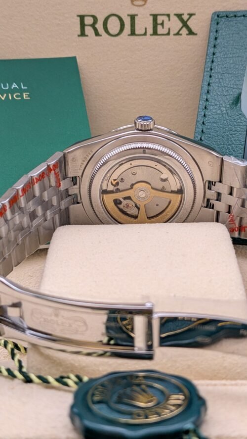 Rolex — esfera azul hielo con patrón de panal, bisel estriado y brazalete jubilee de acero