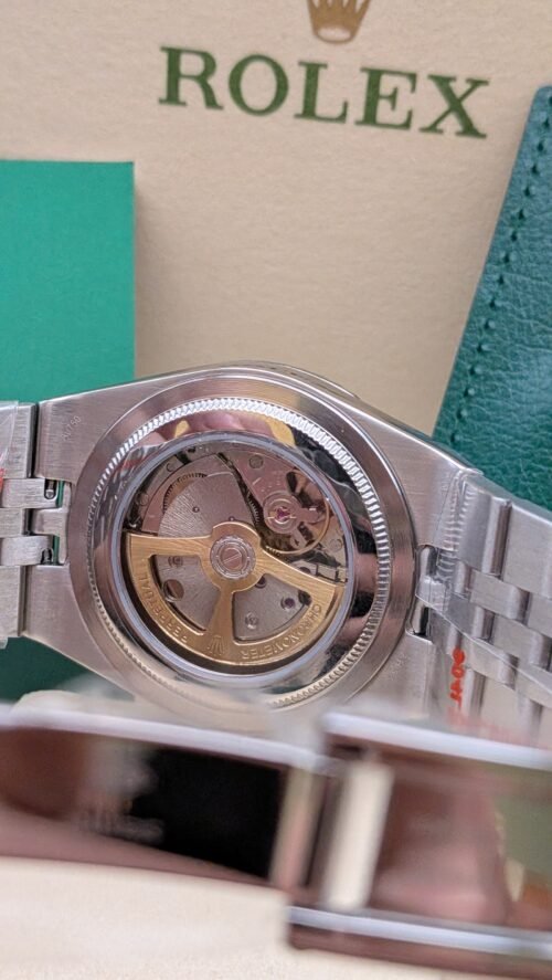 Rolex — esfera azul hielo con patrón de panal, bisel estriado y brazalete jubilee de acero
