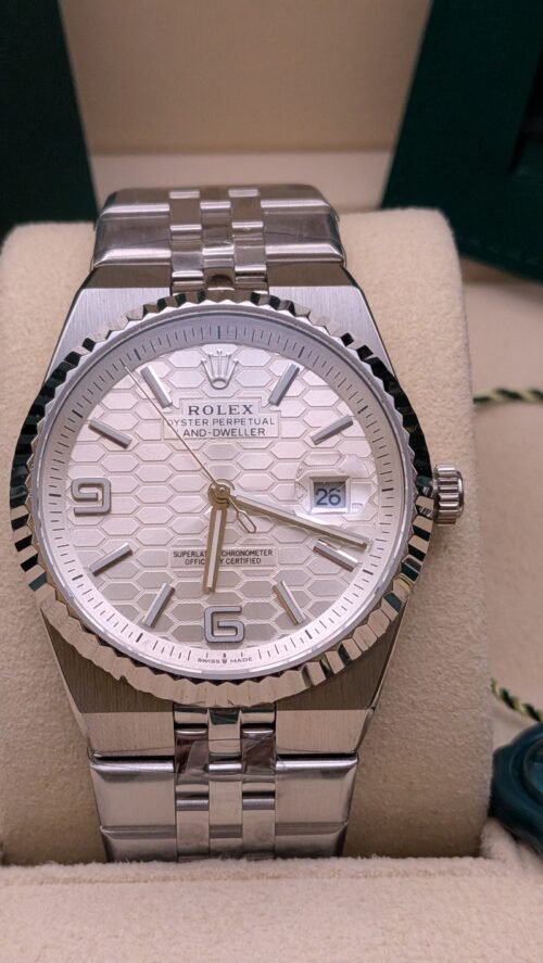 Rolex — esfera plateada con patrón de panal, bisel estriado y brazalete jubilee de acero
