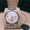 Rolex — esfera plateada con patrón de panal, bisel estriado y brazalete jubilee de acero