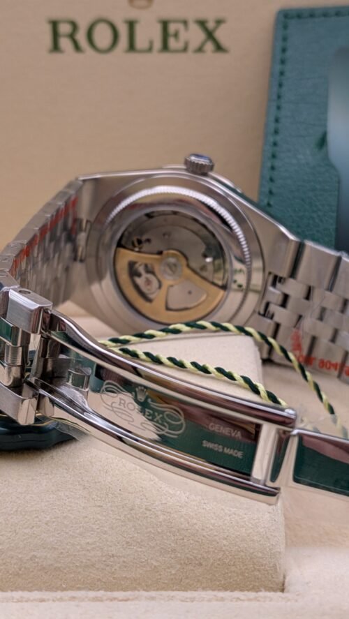 Rolex — esfera plateada con patrón de panal, bisel estriado y brazalete jubilee de acero